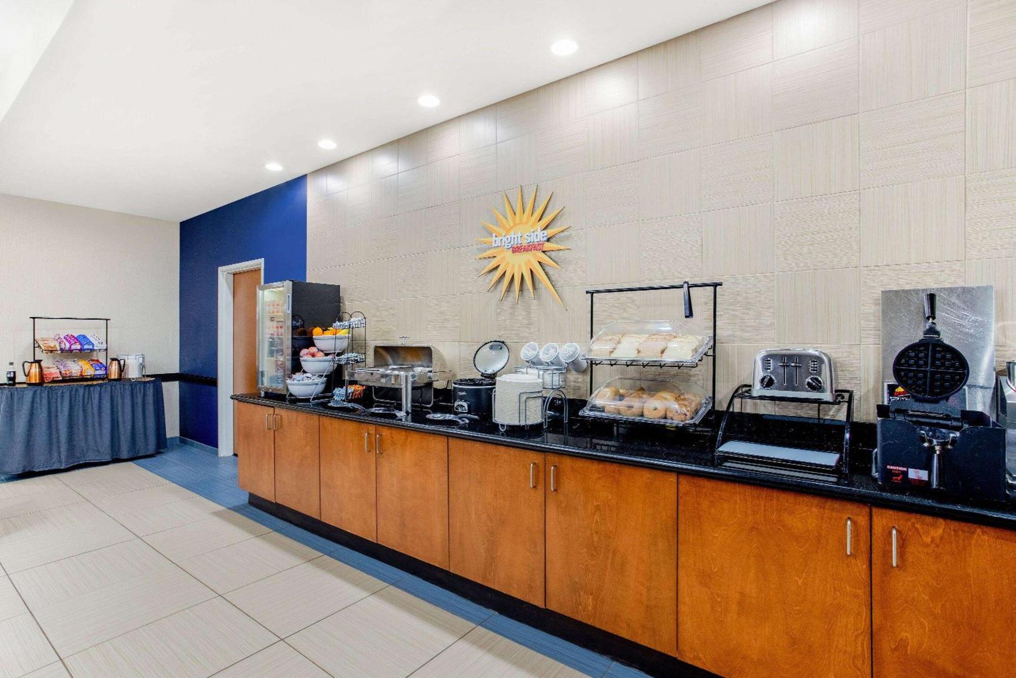 La Quinta By Wyndham Indianapolis Airport Plainfield Hotel Exterior photo