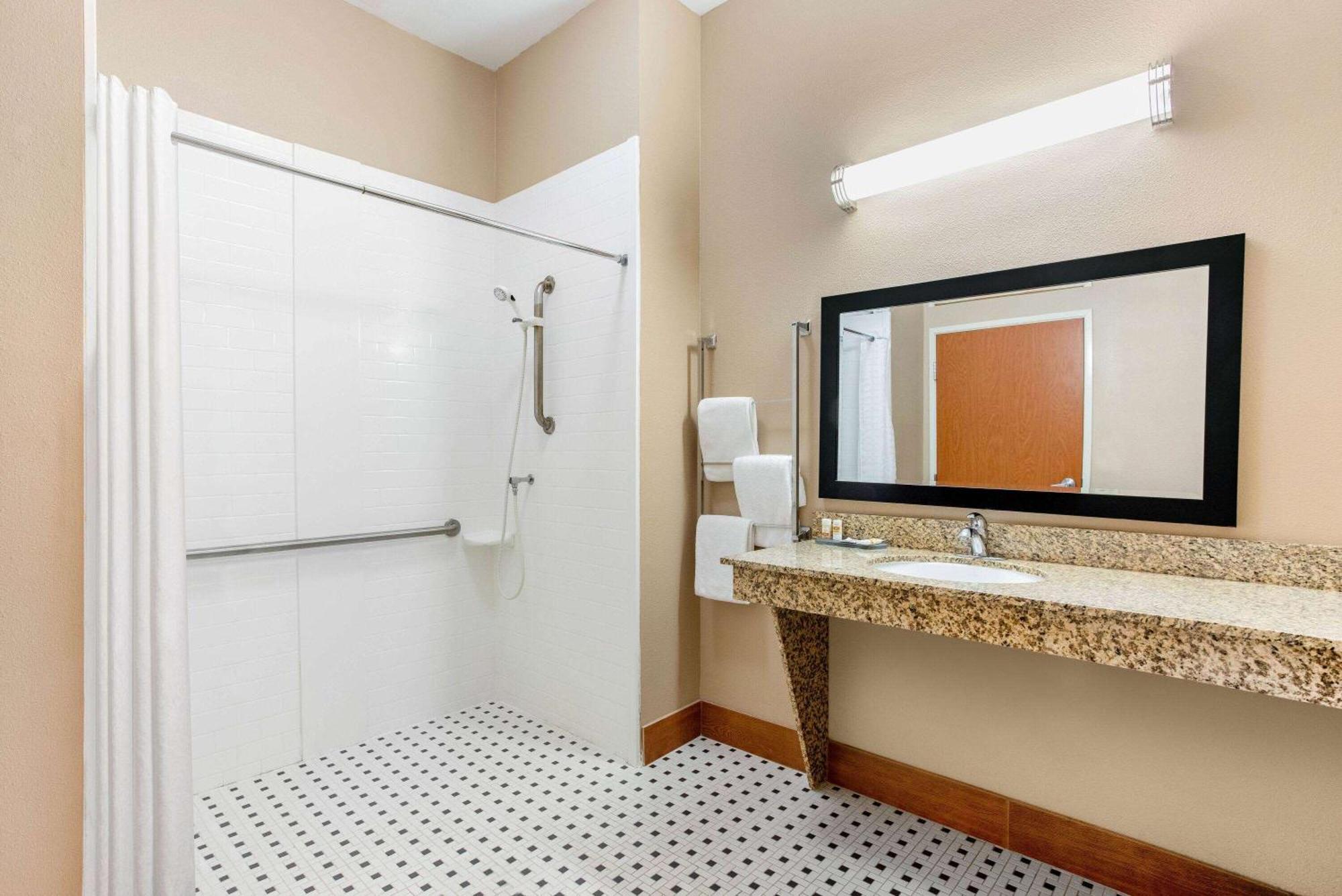 La Quinta By Wyndham Indianapolis Airport Plainfield Hotel Exterior photo